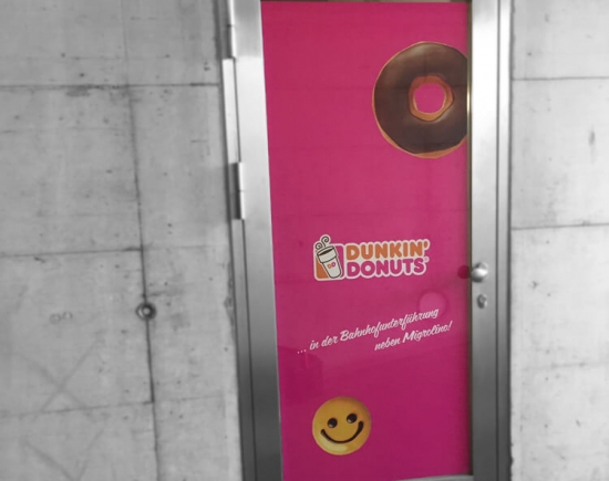 Türbeschriftung für Dunkin Donuts von innen an Glas geklebt