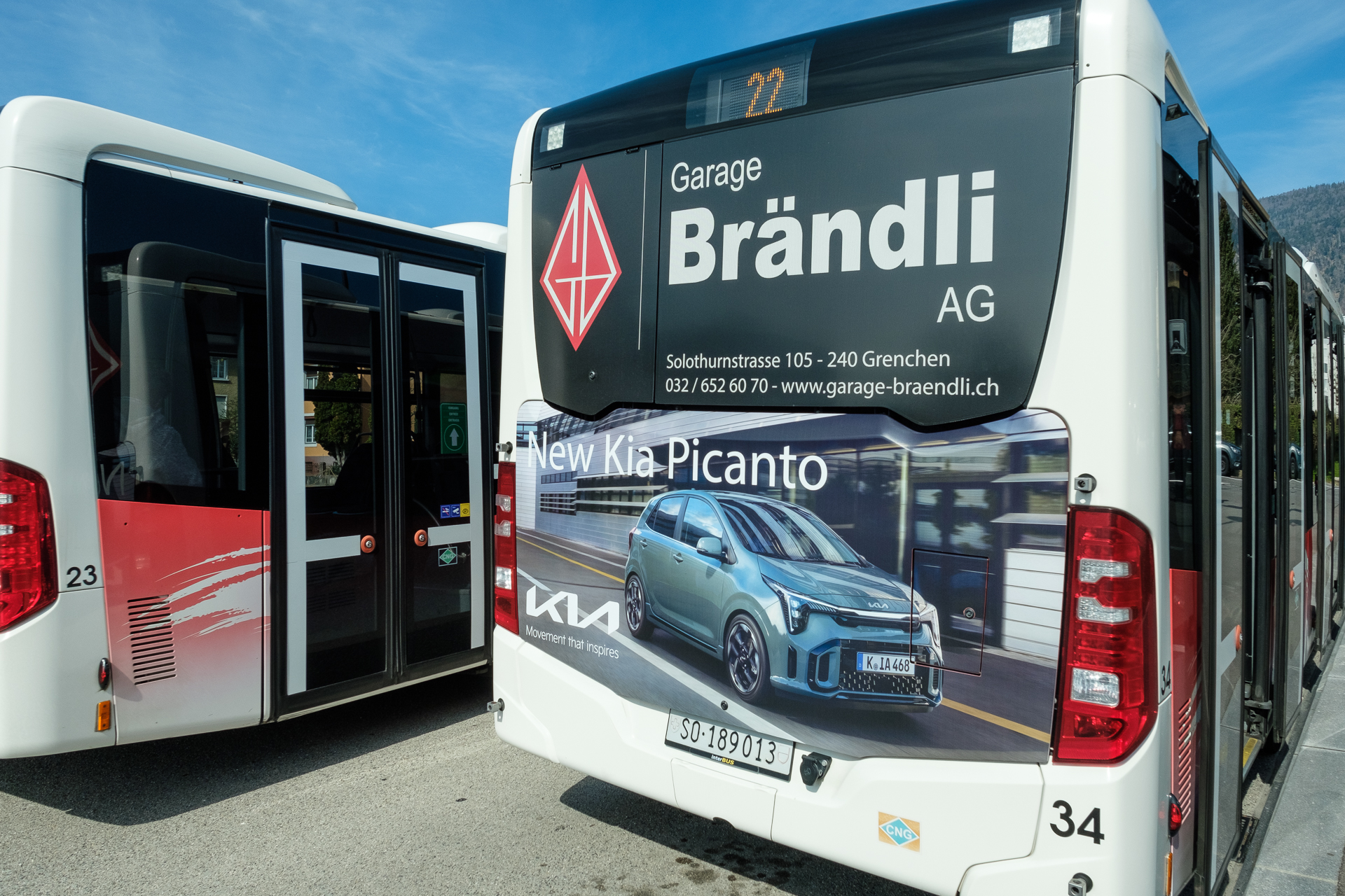 Fahrzeugbeschriftung Busse Teilverklebung