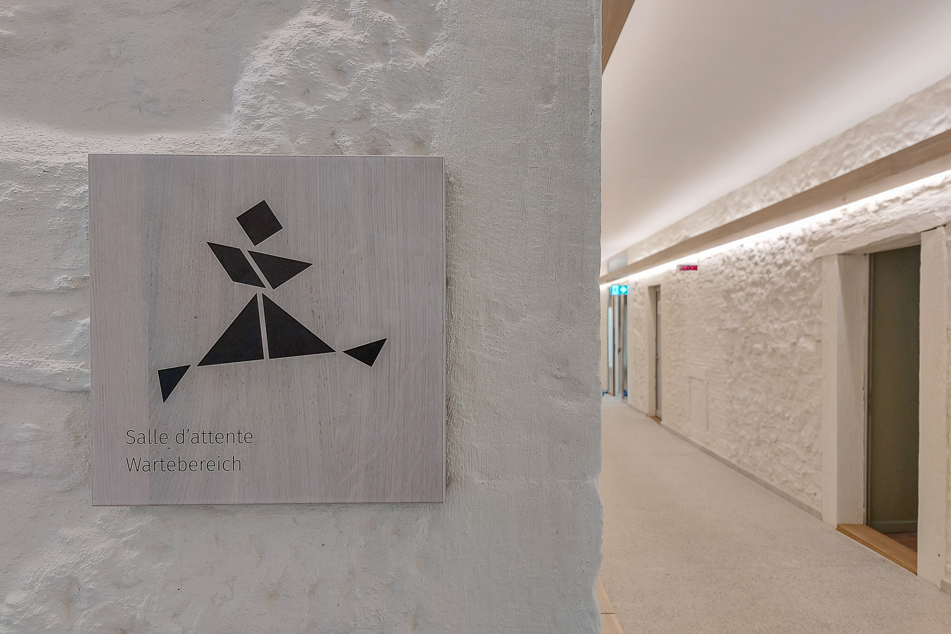 Schild mit einem stilisierten Piktogramm